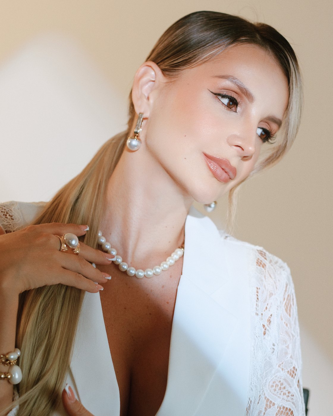 Bride with natural makeup and classic eyeliner