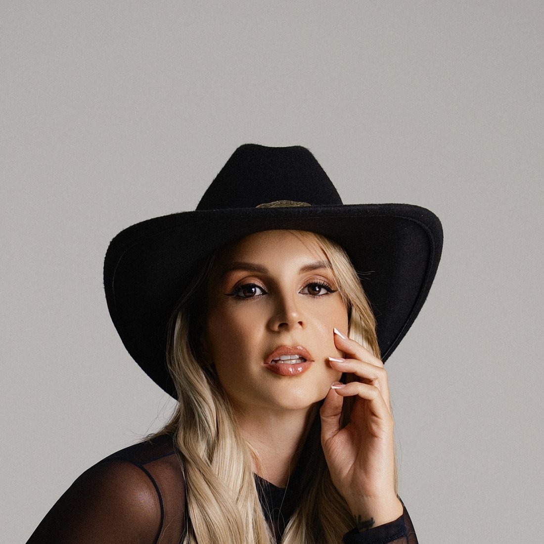 Maquillaje glam con delineado cálido para sesión de fotos, por Stefany