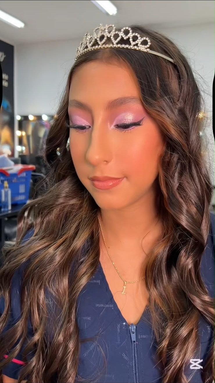 Quinceañera con tiara, maquillaje por Stefany